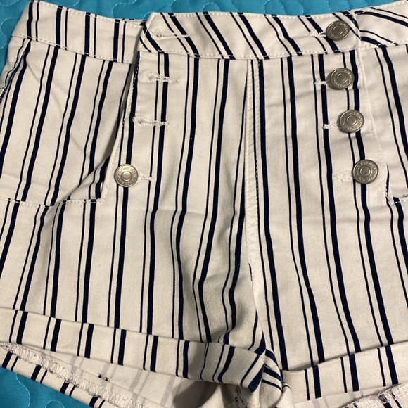 Shorts - Picture 2 of 5